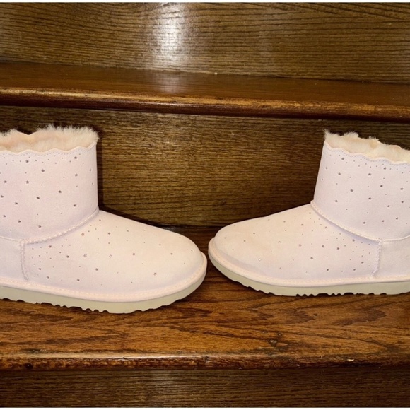 UGG Big Girl's Stargirl Classic Mini Bow Pink Fashion Boot, Size 6 (Big Kid) - Picture 5 of 8